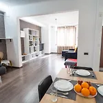 Cozy & Spacious Flat Near Victoriei Square *