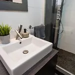 Apartment Cozy & Spacious Flat Near Victoriei Square