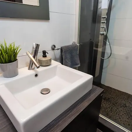 Apartment Cozy & Spacious Flat Near Victoriei Square