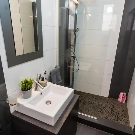 Cozy & Spacious Flat Near Victoriei Square