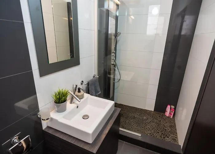 Cozy & Spacious Flat Near Victoriei Square